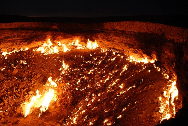 坑洞持續逸散著天然氣，讓烈火持續燃燒了四十多年。(圖片來源／amusingplanet）