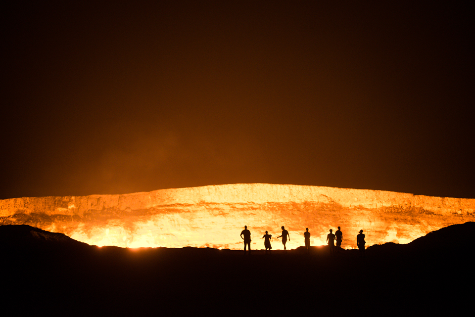 巨大的地獄之門發散橘紅色火光，映出遊客剪影看起來相當有趣。(圖片來源／teamdetour）