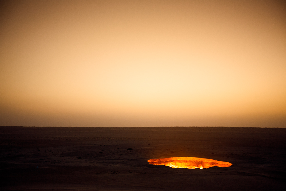 地獄之門火光閃耀，在荒涼的沙漠裡看起來相當神秘詭譎。(圖片來源／teamdetour）