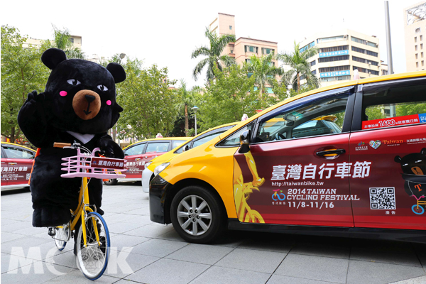 只要拍下臺灣自行車節的計程車車體廣告照片，上傳到「臺灣自行車節」官方粉絲團活動專頁，就可參加抽獎。(圖片提供／Agoda）