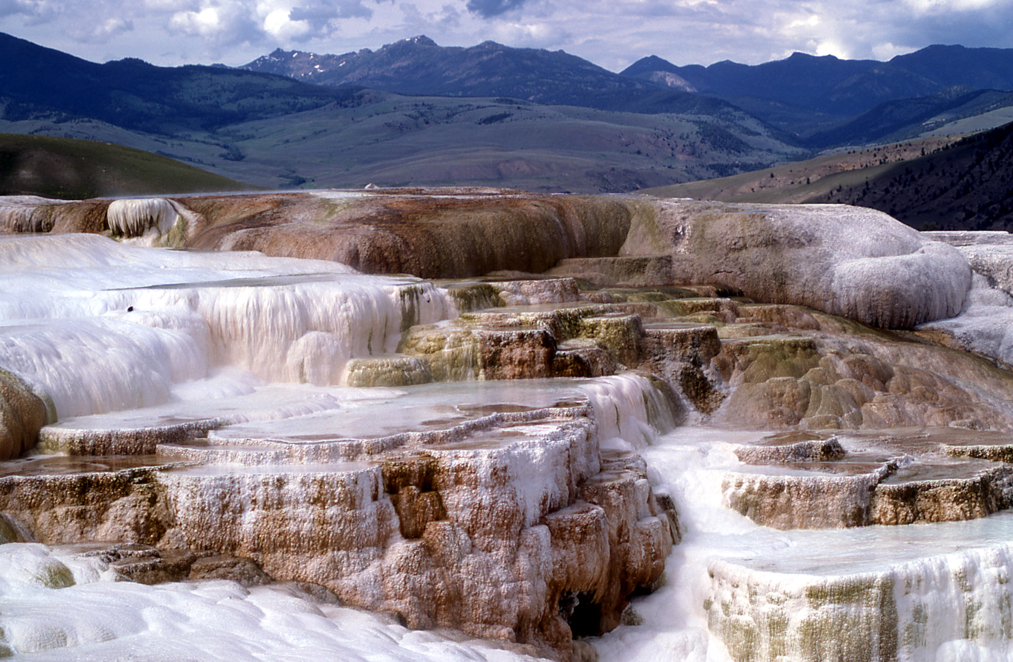 猛瑪溫泉涵蓋範圍廣大，是世界上已知最大的碳酸沉積溫泉。(圖片來源／nps.gov）