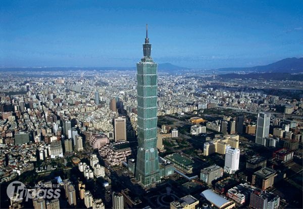 台北101是信義區商圈的主要地標，由五樓售票處搭乘金氏世界紀錄最快速的電梯可達89樓觀景台，一覽台北市的景觀。(圖片提供／墨刻編輯部)