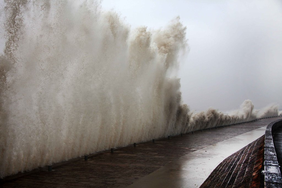 錢塘潮拍打岸上可濺起2-3公尺浪牆。(圖片來源／big5.xinhuane）