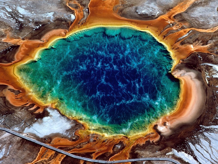 俯瞰大稜鏡溫泉(Grand Prismatic Spring)美的像是地球上的一隻藍色眼睛。(圖片來源／beautifulplaces）