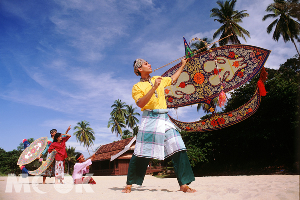 有月牙形狀的月亮風箏巧奪天工，是馬來西亞最受歡迎的風箏。(圖片提供／馬來西亞觀光局）