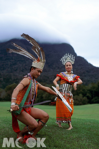 砂勞越洲有許多族群，其部族服飾也是豐富多彩、各具特色，圖為伊班族凱旋歸來的戰袍。(圖片提供／馬來西亞觀光局）