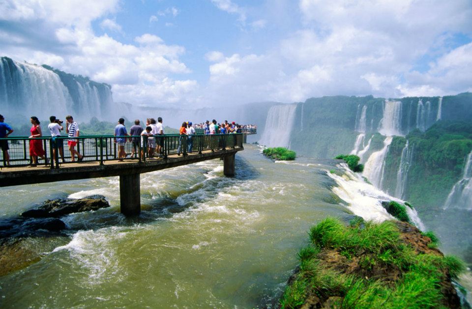 伊瓜蘇瀑布是世界三大瀑布之一，讓人驚豔的景觀吸引許多電影前來取景拍攝。(圖片來源／youtube）