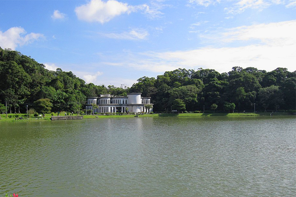 碧湖公園一片碧水藍天蓊蓊鬱鬱的環境相當舒服。(圖片來源／台北市工務局）