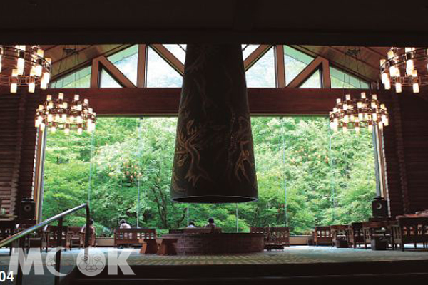 奧入瀨溪流飯店像是綠瀑布一般的巨型落地窗。（圖片提供／TRAVELER Luxe旅人誌）