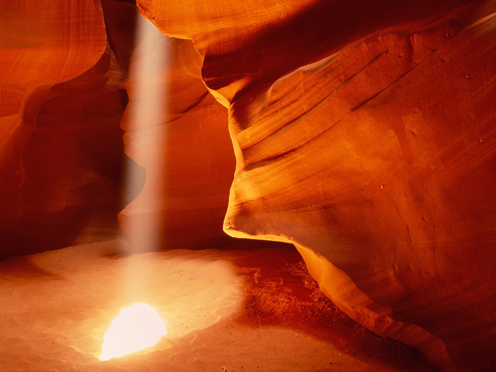 光線洩入峽谷中，是攝影師最常捕捉的美景。(圖片來源／socialphy)