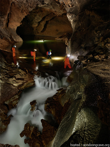 韓松洞中的河流多湍急，有時甚至會發生洪水，常常給探險隊伍帶來嚴峻挑戰。(圖片來源／sondoongcave.org）