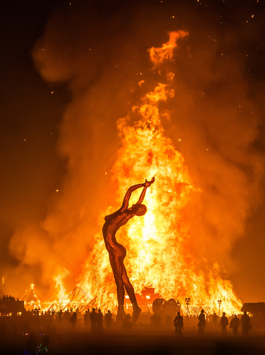 燃燒人慶典於週六晚上焚燒巨大人形木肖像的儀式。(圖片來源／stuckincustoms）