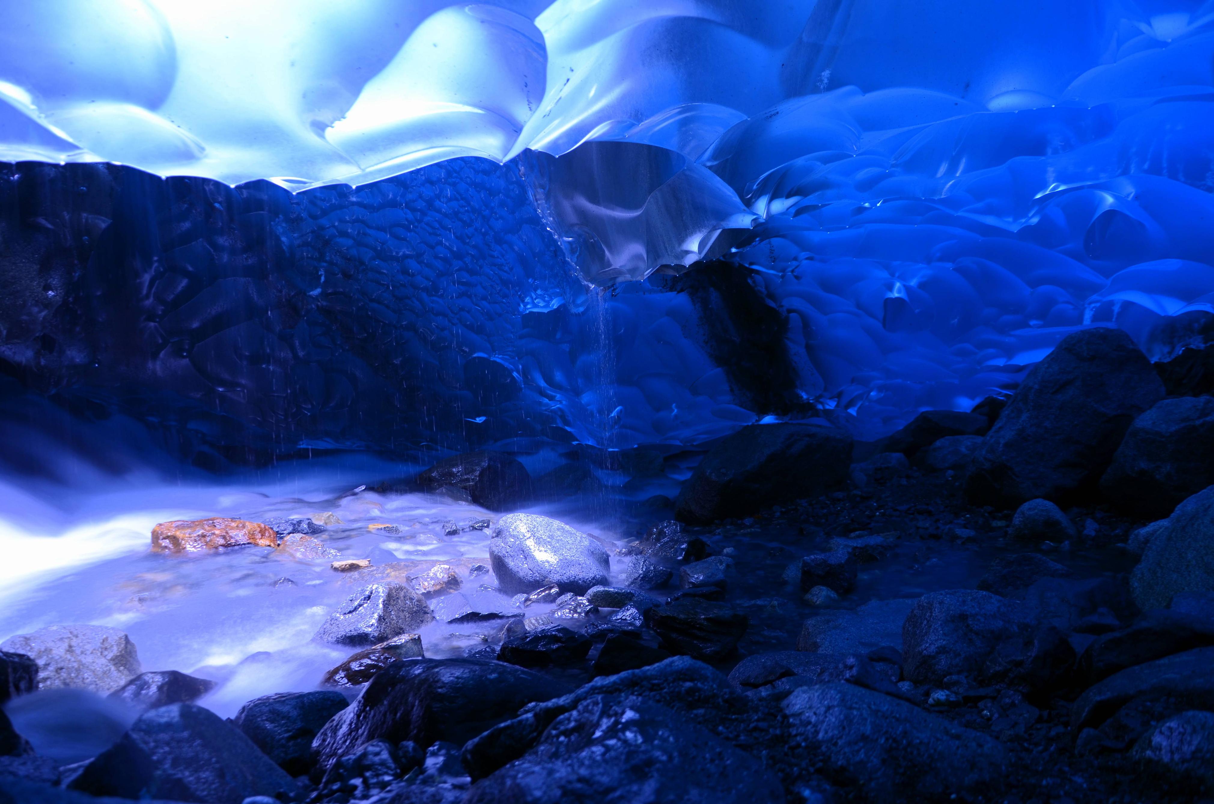 大自然的鬼斧神工在冰洞裡展現的淋漓盡致。(圖片來源／hdwallsource）