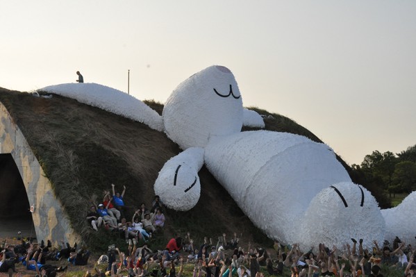 2014桃園地景藝術節焦點作品「月兔」，作者霍夫曼與參觀者一同進行快閃藝術行動。(圖片來源／2014桃園地景藝術節)