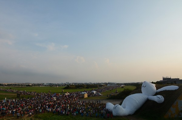 2014桃園地景藝術節焦點作品「月兔」快閃藝術行動全景。(圖片來源／2014桃園地景藝術節)