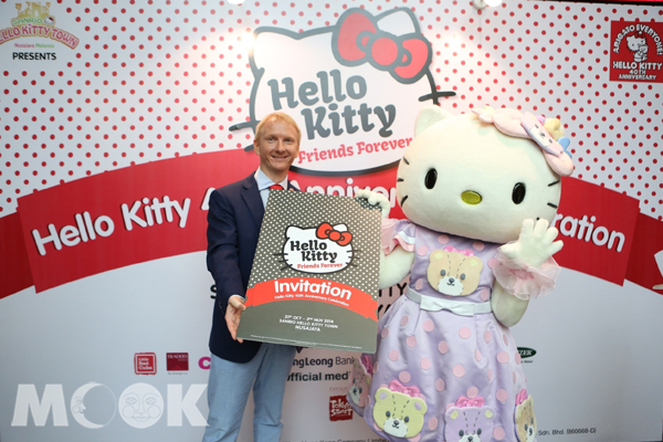 Hello Kitty與行銷部長官一同 邀請臺灣的粉絲們參與40周年的歡慶派對。(圖片提供／馬來西亞觀光局）