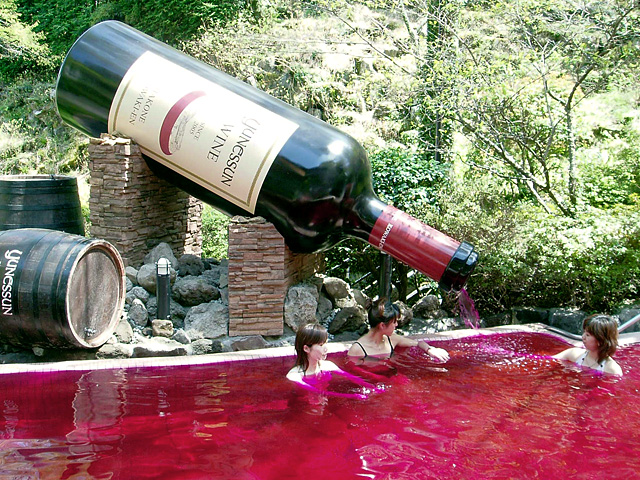 紅酒倒池有三個時段，10：30、14：00、17：00。(圖片來源／yunessun）