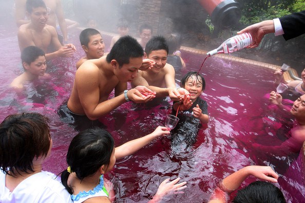 紅酒倒池，是旅客最期待的時候。(圖片來源／visualioner）
