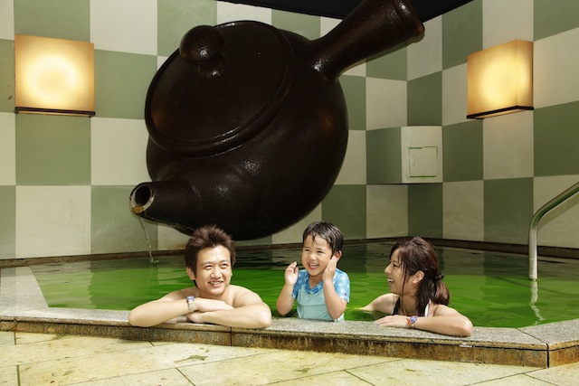 兩公尺高的大茶壺，流出茶香四溢的泉水。(圖片來源／yunessun）