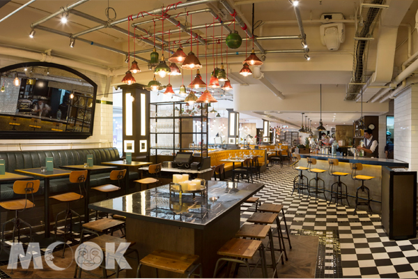 用餐環境融入復古與現代裝潢風格，提供客人寫意的用餐環境。(圖片提供／香港旅遊發展局）