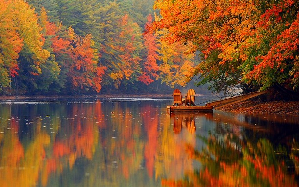 小憩波特蘭湖中棧板，湖中倒映紅葉美景，彷彿置身瑰麗夢境般。(圖片來源／list25）