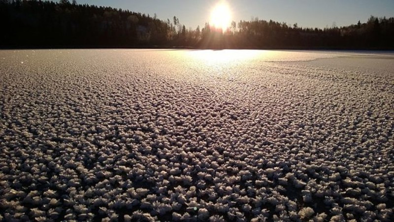 霜花佈滿湖面畫面相當壯觀。(圖片來源／retrip）