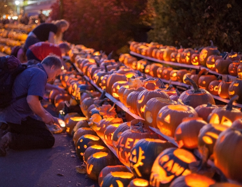南瓜節期間，人人都可以將自己所雕刻的南瓜燈上街擺飾。(圖片來源／londonderrynh）