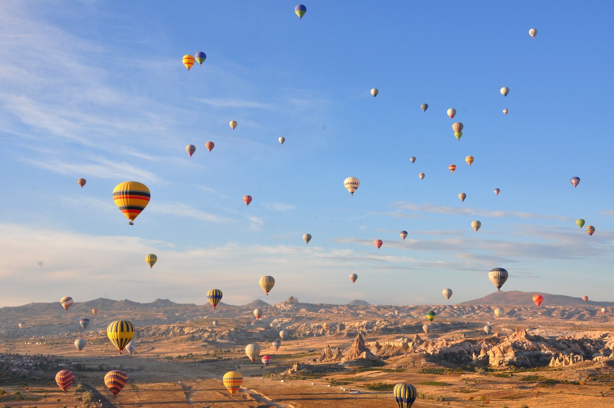每到旺季，土耳其天空都佈滿了五彩繽紛的熱氣球。(圖片來源／happytobehomeless）