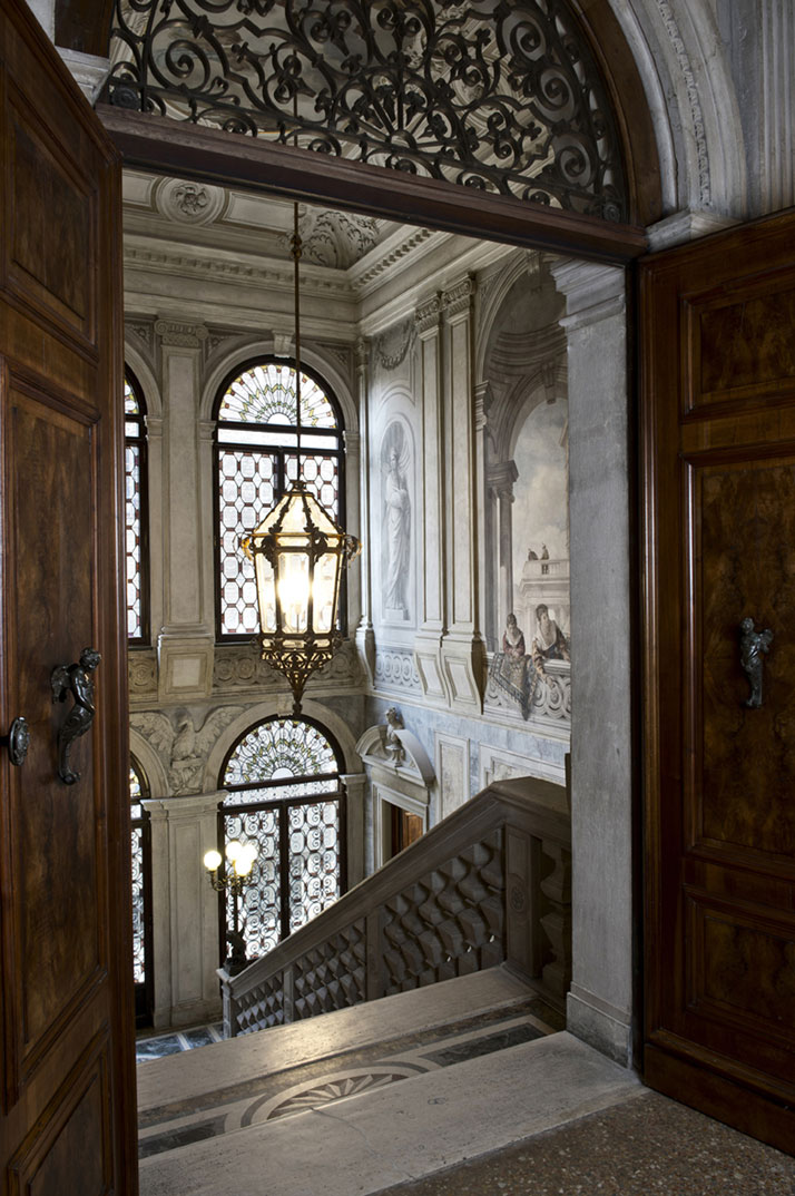 走上阿曼飯店綴飾華麗的階梯。(圖片來源／freshome）