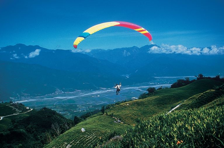 地利之便加上美麗的景緻，是台灣最受歡迎的飛行傘區。(圖片來源／台灣觀光局）