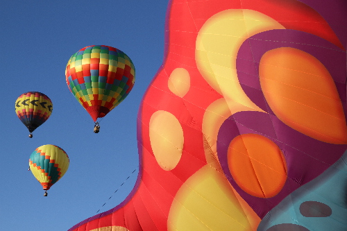千奇百怪的造型，讓熱氣球嘉年華就像是個熱氣球派對一般。(圖片來源／阿布奎基熱氣球嘉年華官方網站）