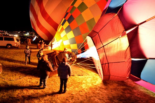 晚上嘉年華也準備了熱氣球燈光秀、煙火及各式攤販。(圖片來源／阿布奎基熱氣球嘉年華官方網站）