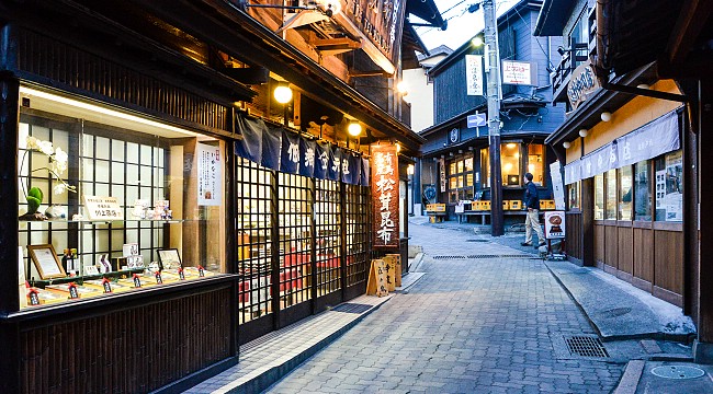有馬溫泉裡保有許多日式傳統小徑，彷彿穿越了時空來到了古日本場景。(圖片來源／japan-guide）