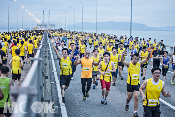 世界各國的專業跑者與業餘馬拉松愛好者在世界最長的檳城大橋馬拉松賽共襄盛舉。(圖片提供／馬來西亞觀光局）
