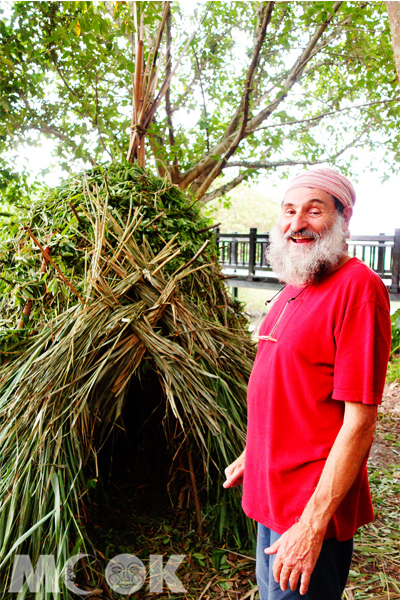 法國藝術家 Thierry Godet(提耶希‧高德)在關渡自然公園創作「堆肥小屋」。(圖片提供／臺北市動物保護處）