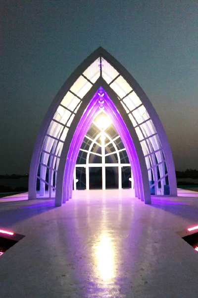 水晶教堂整再正式開放前進行燈光調整動作。(圖片來源／雲嘉南濱海風景區）