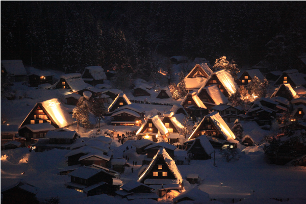 冬天的白川鄉合掌村，白雪覆蓋合掌屋看起來像是灑滿糖霜的薑餅屋。(圖片來源／kankou-gifu）
