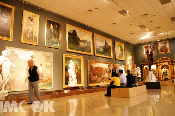 奇美博物館館藏多件大幅畫作，超過兩百年歷史。(圖片提供／墨刻編輯部）