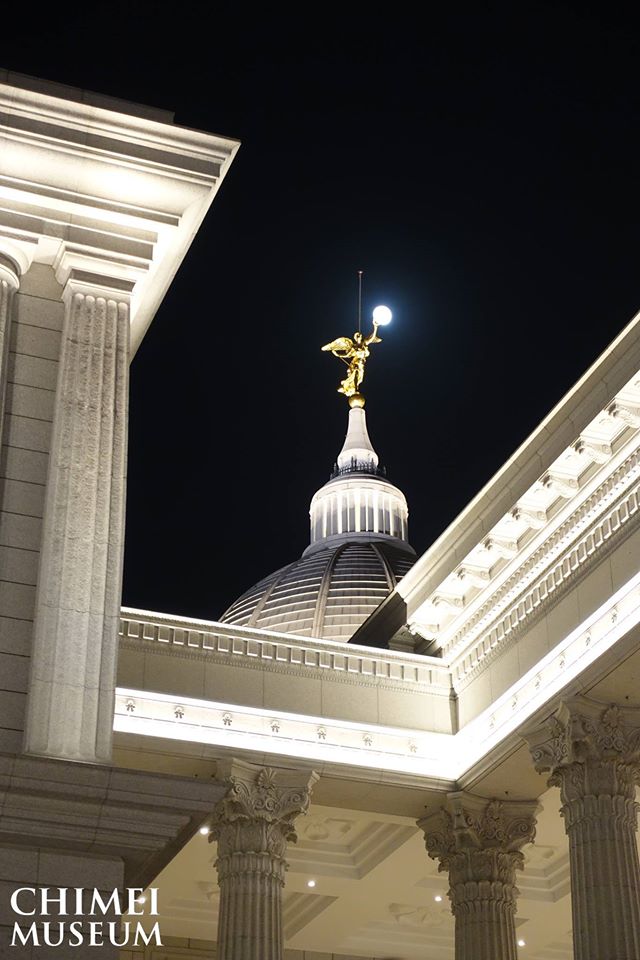 新奇美博物館仿凡爾賽宮建造而成，主建築頂端降臨著榮耀天使的青銅雕像。(圖片來源／奇美博物館）