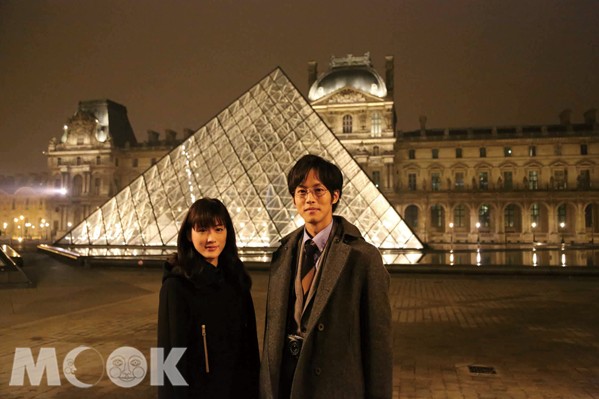 日本電影首度於法國羅浮宮實景拍攝，左為綾瀨遙，右為男主角松坂桃李。(圖片提供／天馬行空)
