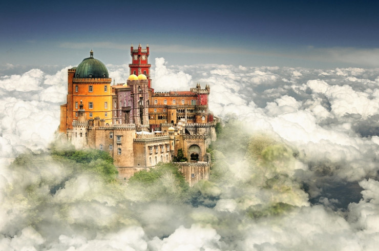 雲霧之中的佩納宮，看起來就像做雲上的城堡般。(攝影／Thomas Muller）
