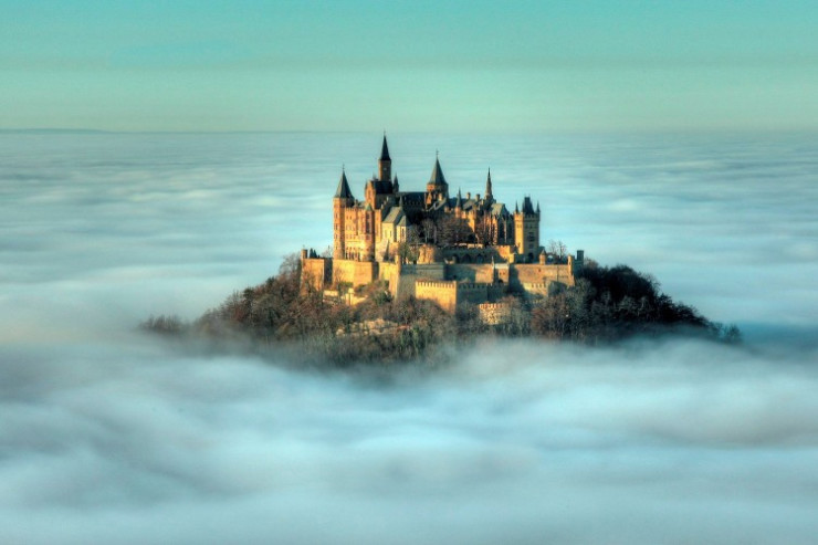 位處高地的霍亨索倫城堡漂浮於雲海之上。(圖片來源／placestoseeinyourlifetime）