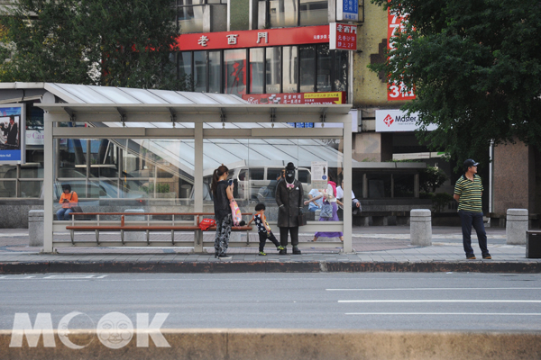 鴿子先生默默陪伴人群，看著對面的廣告看板、川流的人潮…(攝影／MOOK景點家廖啟佑）