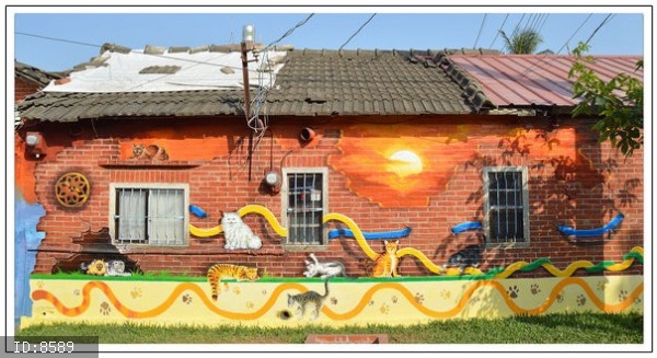 以繪本屋頂上的貓為設計基調,結合農村再生計畫打造出一座繽紛富童趣的繪本社區。(圖片提供／墨刻出版社）