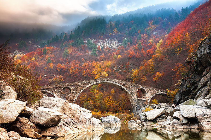 Devil’s Bridge In Rhodope Mountains, Bulgaria (圖片來源／boredpanda）