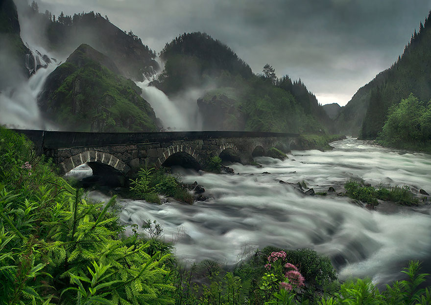 Låtefossen Waterfall, Norway (圖片來源／boredpanda）