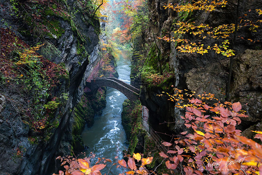 Gorge De L’areuse, Switzerland (圖片來源／boredpanda）