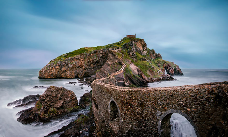 Gaztelugatxe, Spain (圖片來源／boredpanda）