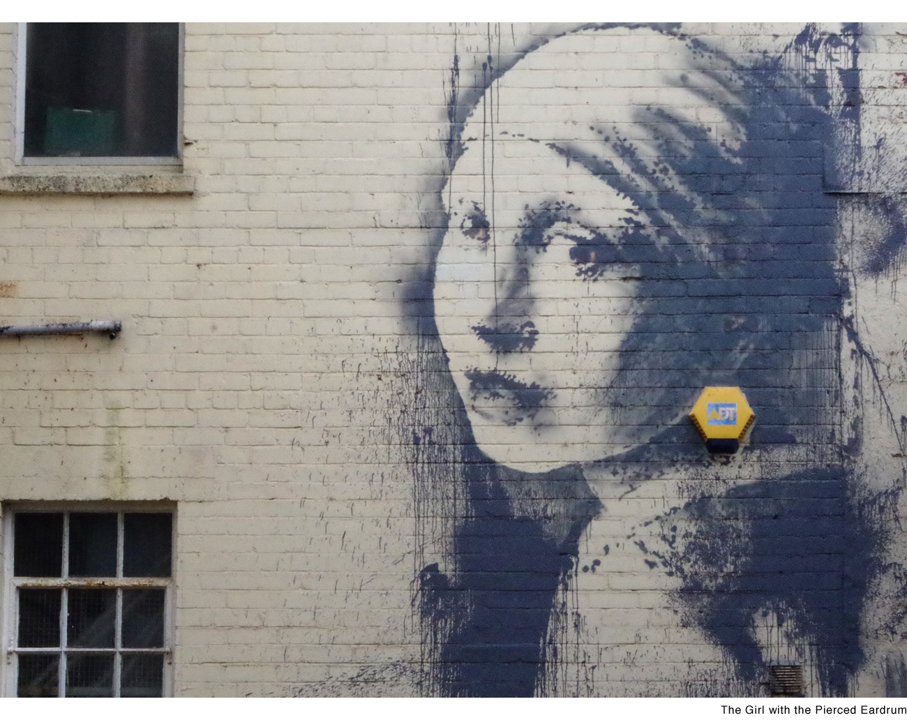 Banksy近期在布里斯托的最新作品，惡搞維梅爾名作讓路人莞爾一笑。(圖片來源／Banksy）