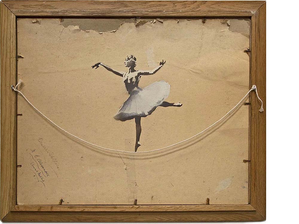 Banksy的作品善於與環境互動呈現，圖中彷彿鋼索上的芭蕾舞者。(圖片來源／Banksy）